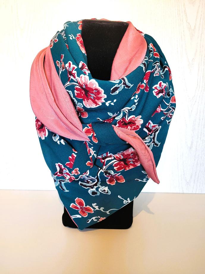 foulard-rose-bleu-avec-des-fleurs